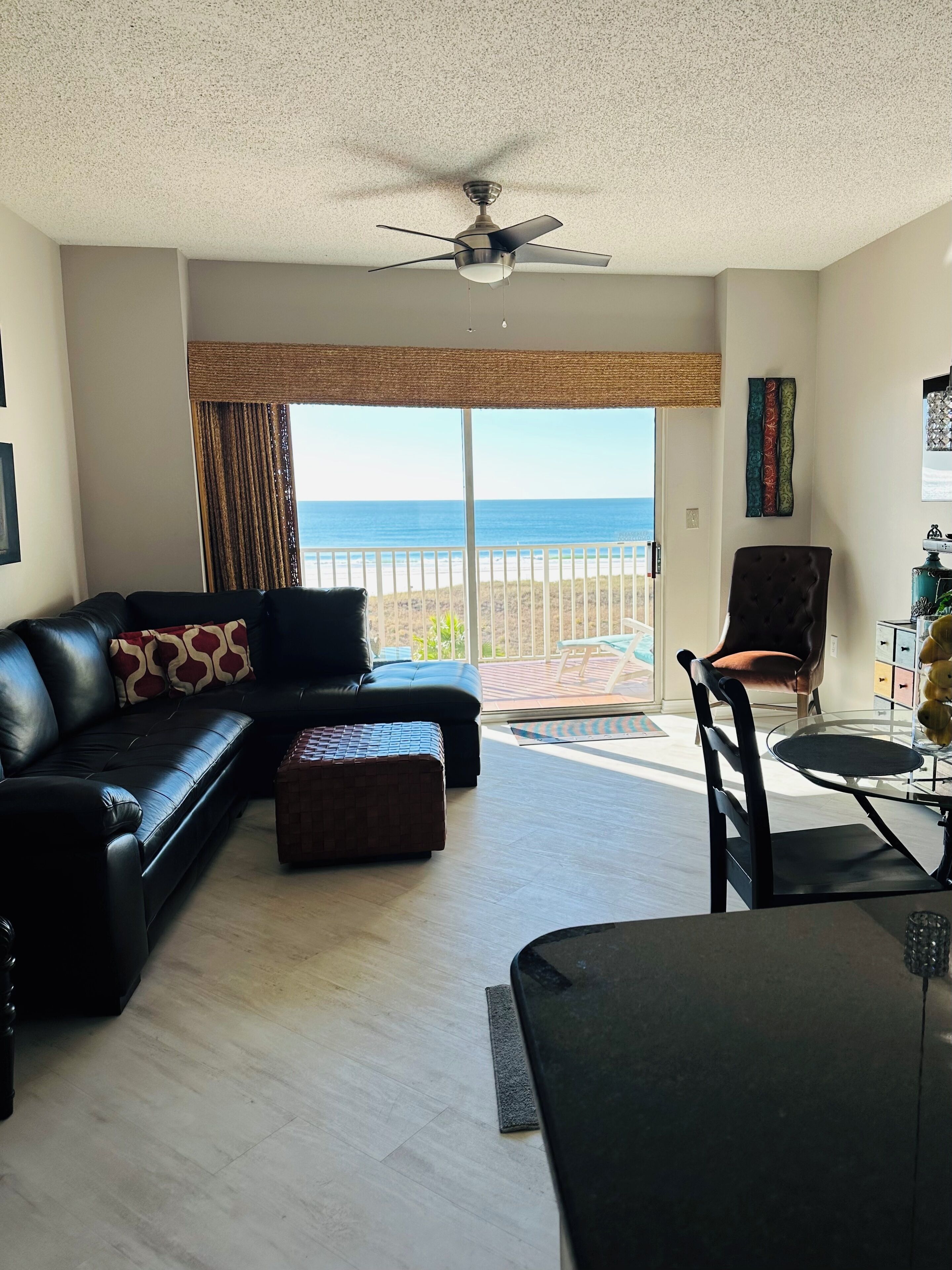 TV connectée, livres, vidéothèque