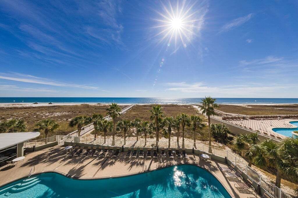 Een binnenzwembad, een buitenzwembad