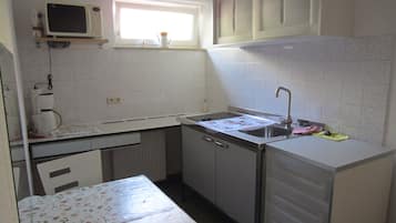 Refrigerador, microondas, placa de cocina, cafetera/tetera