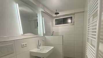 Bañera con ducha, secador de pelo, toallas