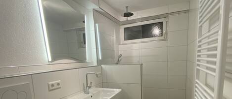 Bañera con ducha, secador de pelo, toallas