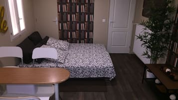 1 slaapkamer, een strijkplank/strijkijzer, internet, beddengoed