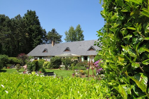 Blue house with flower garden 6 km from the sea, private parking, Wifi