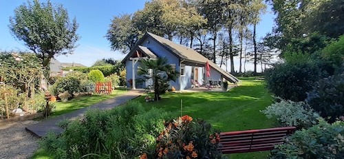 Maison bleue avec jardin fleuri à 6 km de la mer, parking privé, Wifi