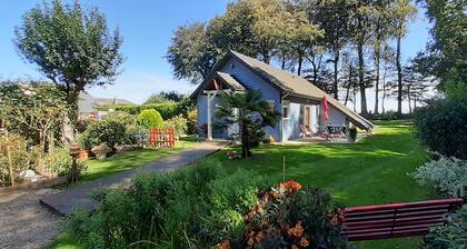 Blue house with flower garden 6 km from the sea, private parking, Wifi