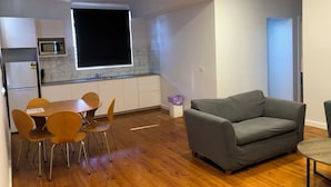 Leilighet – basic, 2 soverom, privat bad, gårdsplassområde | Eget kjøkken | Kaffetrakter/tekoker, kjøleskap, mikrobølgeovn og ovn