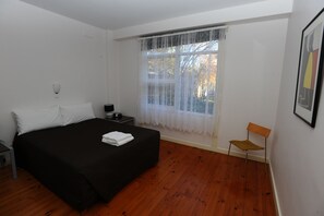 2 bedrooms, blackout drapes, iron/ironing board, free cribs/infant beds - Glenelg Holiday Apartments-Ellis (Glenelg)