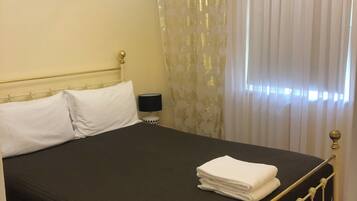 2 bilik tidur, langsir/tirai gelap terus, seterika/papan seterika