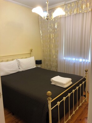 2 bedrooms, blackout curtains, iron/ironing board, free cots/infant beds - Glenelg Holiday Apartments-Ellis (Glenelg)
