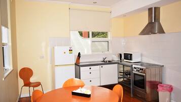 Ellis 1 | Private kitchen | Fridge, microwave, oven, stovetop