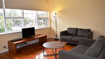 Basic Apartment, 2 Bedrooms, Private Bathroom, Courtyard Area | Ruang tamu | TV skrin rata, pemain DVD