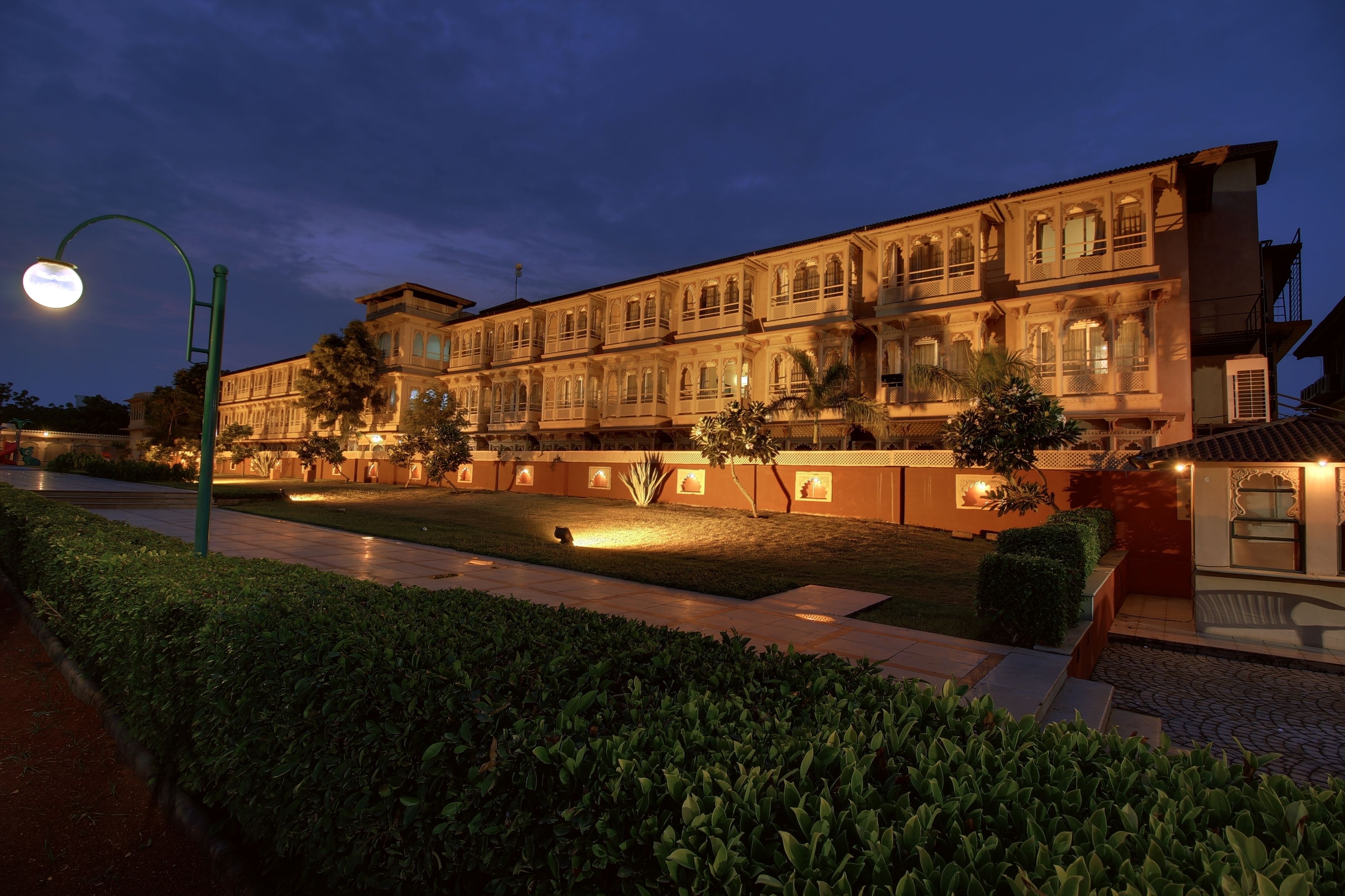 施設の正面 (日没後)