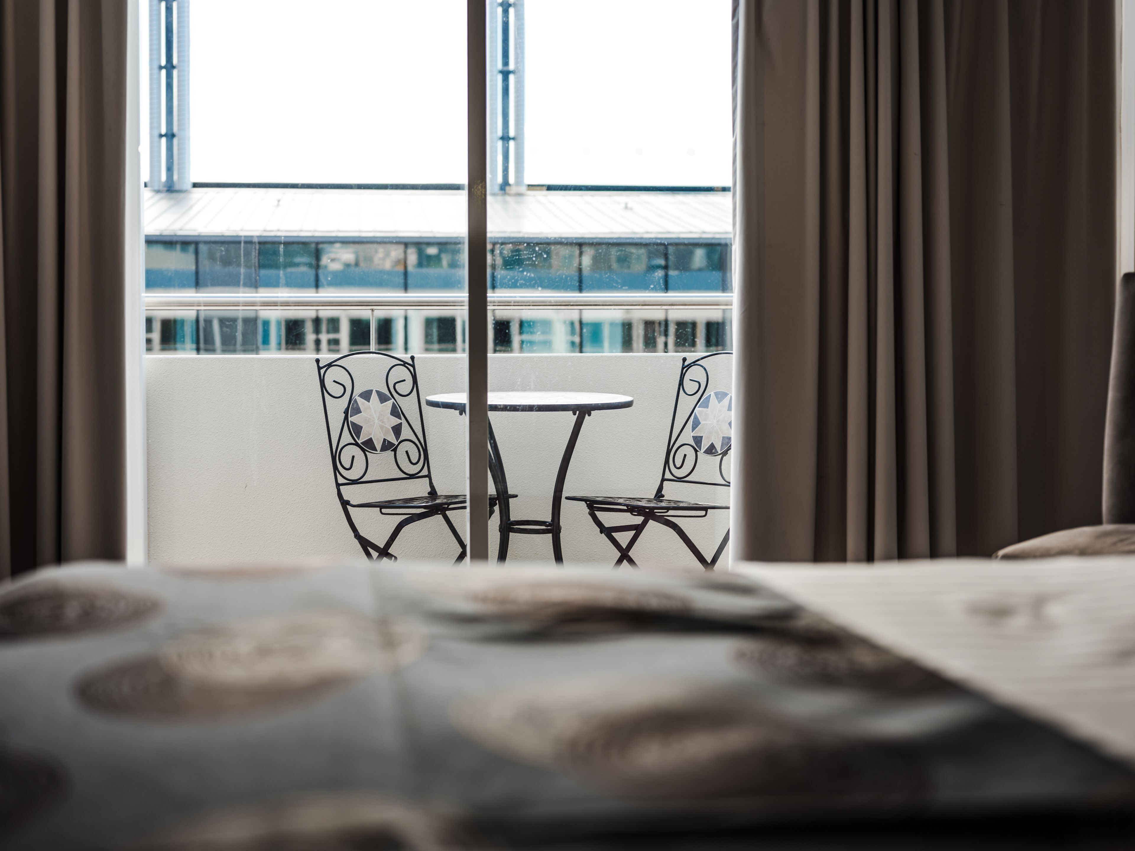 Ropa de cama de alta calidad y minibar 