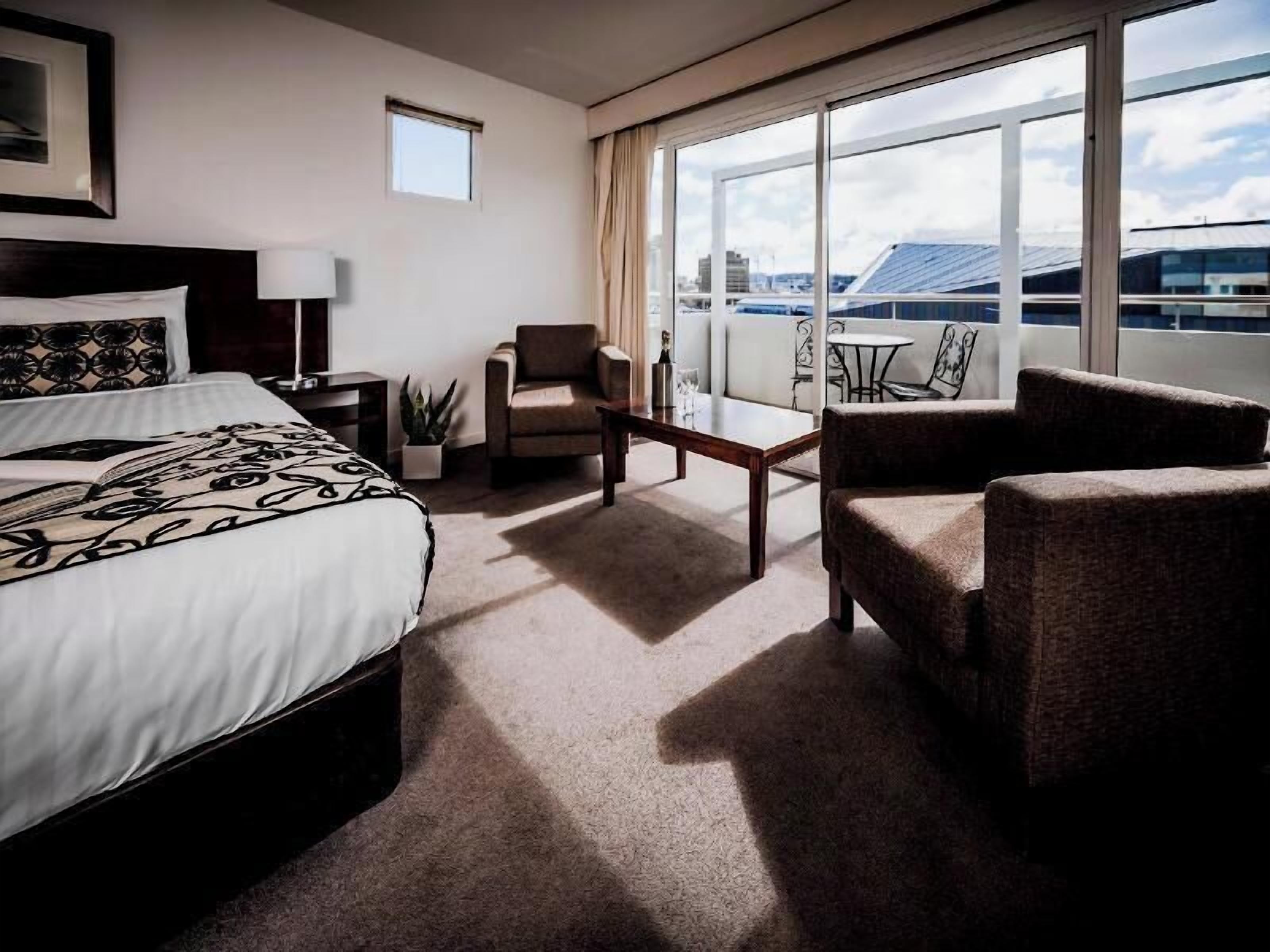 Ropa de cama de alta calidad y minibar 