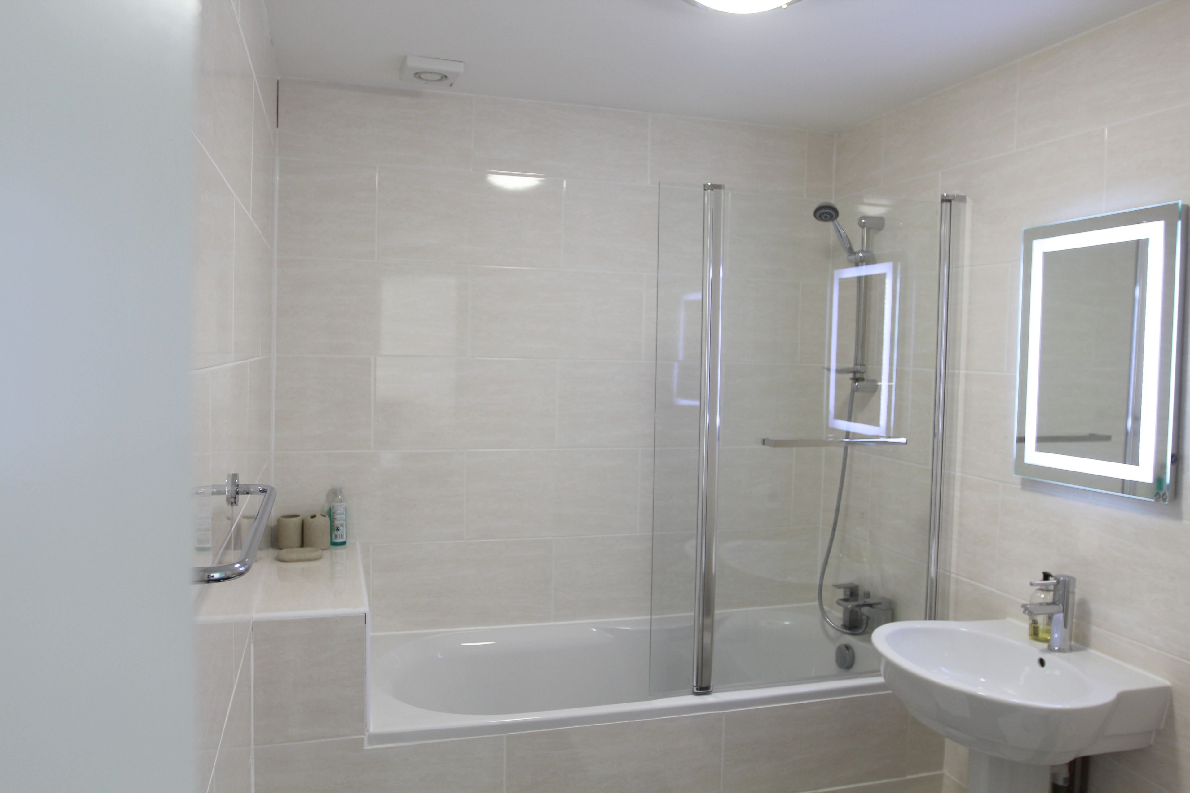 Casa de campo, 2 habitaciones | Baño | Ducha y bañera combinadas, secador de pelo y toallas