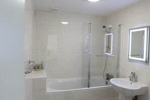 Cottage, 2 Bedrooms | Bathroom | Combined shower/tub, hair dryer, towels