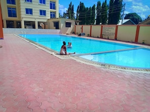 Una piscina al aire libre