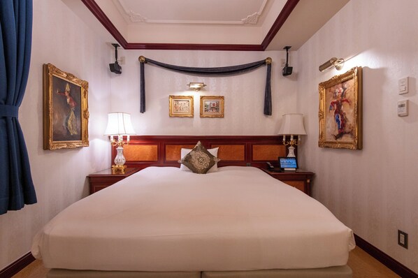 A hotel room with a large bed, two bedside tables, a headboard, and framed artwork on the walls. - Hotel Concerto Nagasaki (Nagasaki)