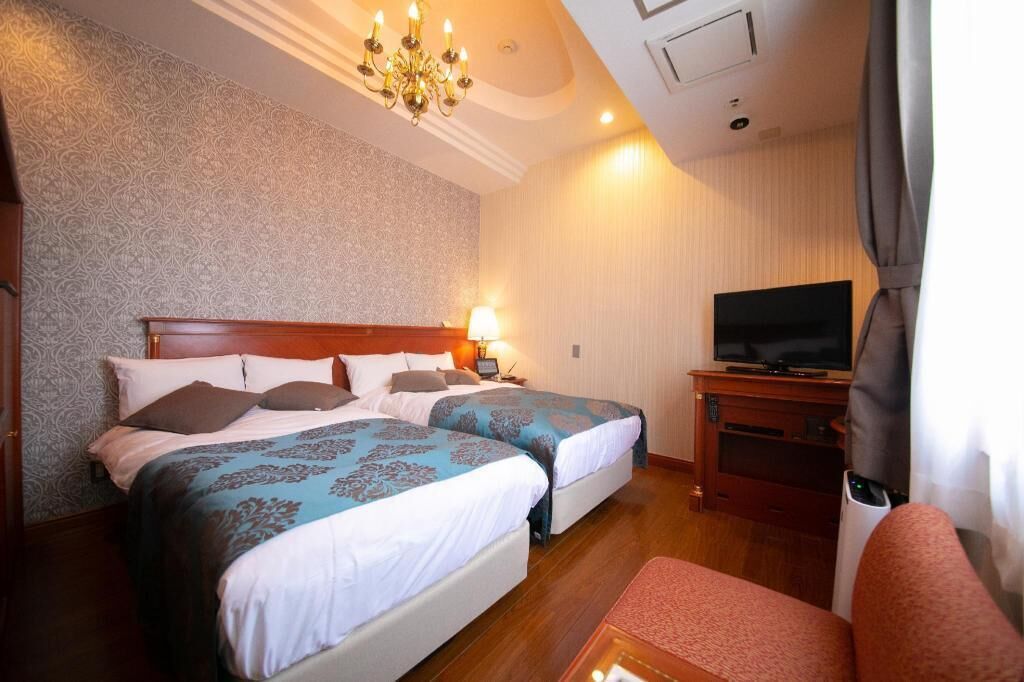 Premium bedding, in-room safe, blackout drapes, soundproofing