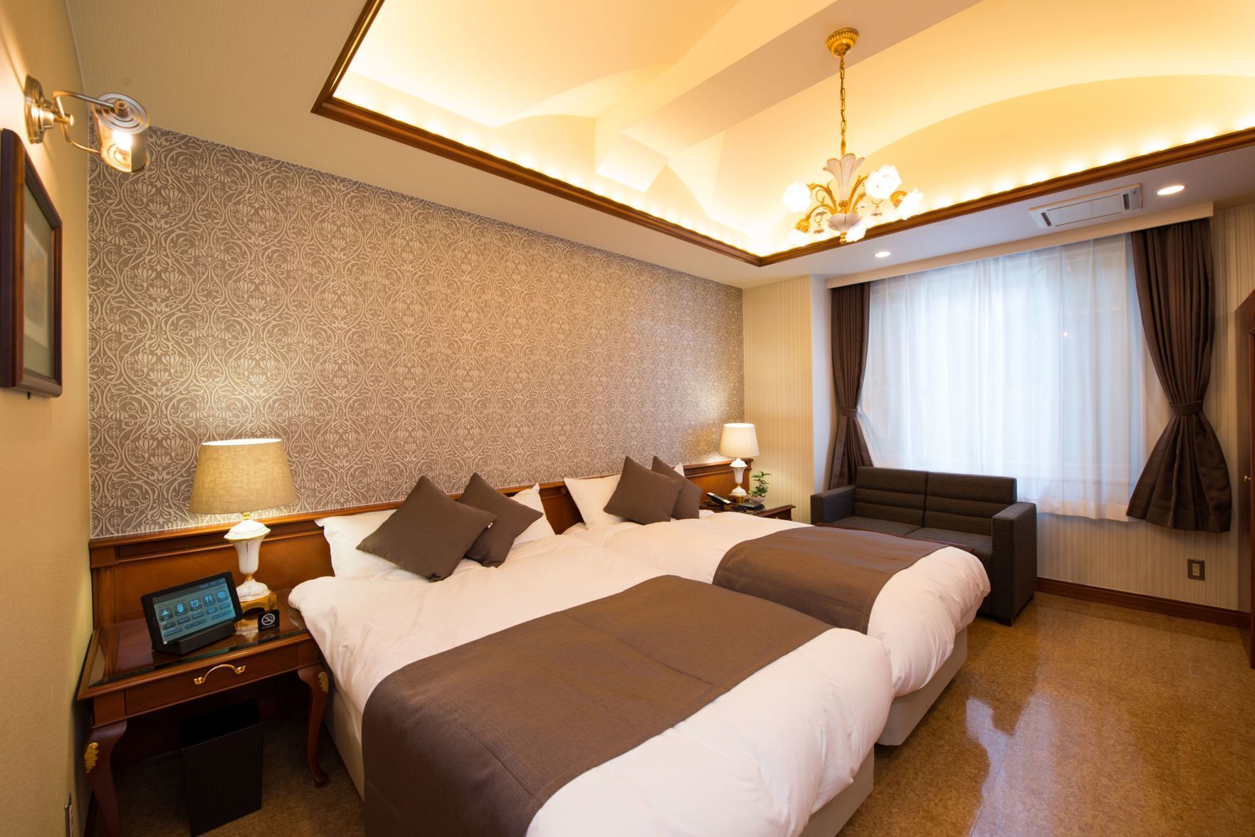 Premium bedding, in-room safe, blackout drapes, soundproofing