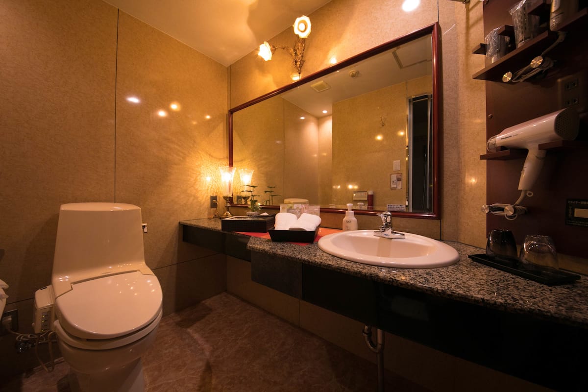 separate bathtub and shower, deep-soaking bathtub, free toiletries