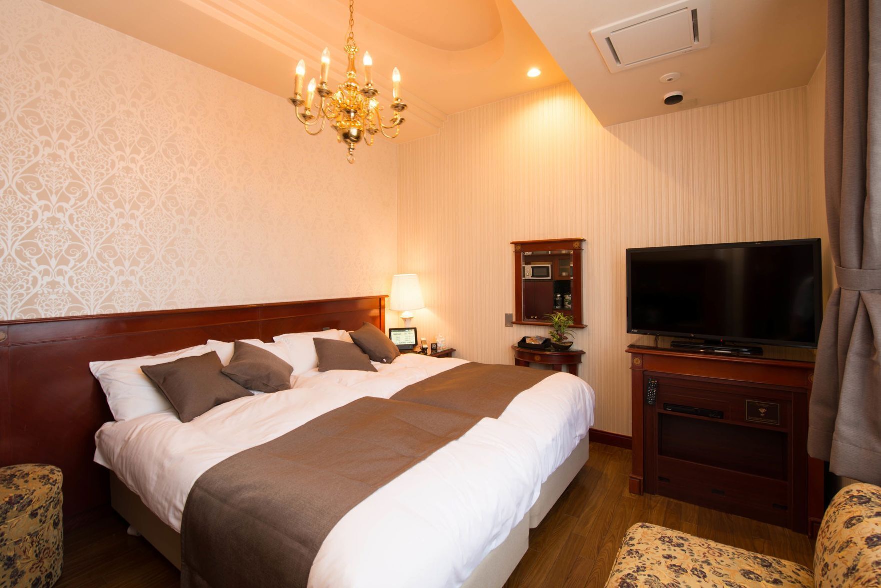 Premium bedding, in-room safe, blackout drapes, soundproofing