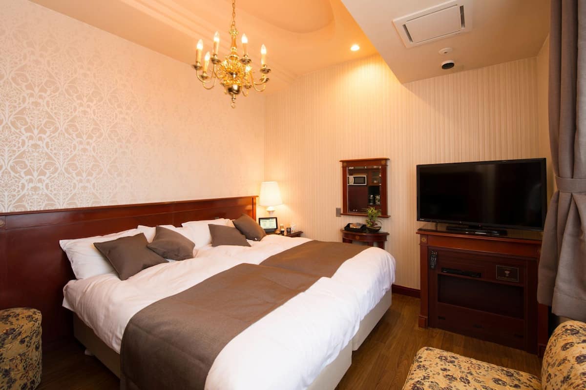 Premium bedding, in-room safe, blackout drapes, soundproofing