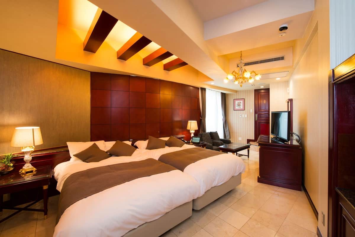 Premium bedding, in-room safe, blackout drapes, soundproofing