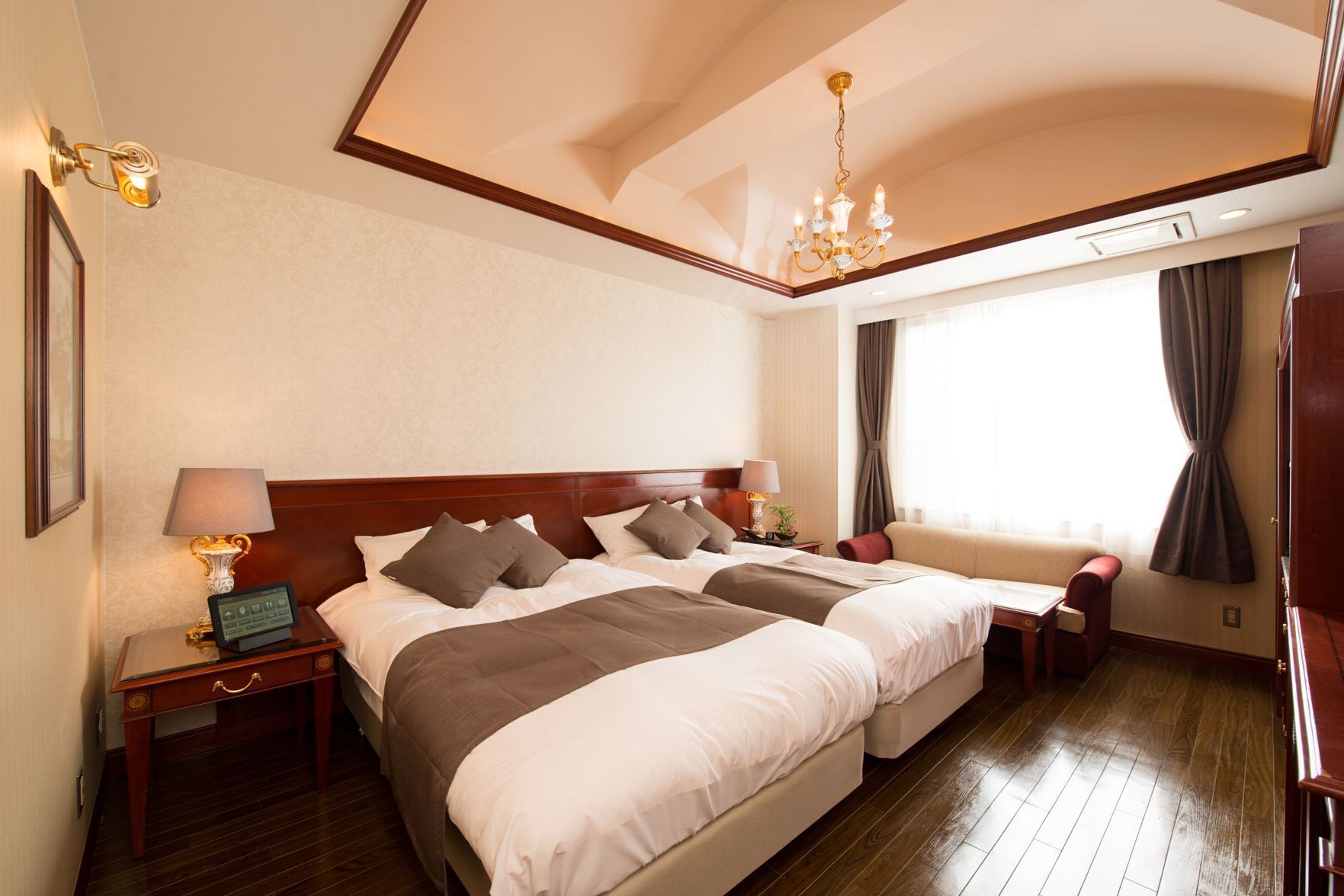 Premium bedding, in-room safe, blackout drapes, soundproofing