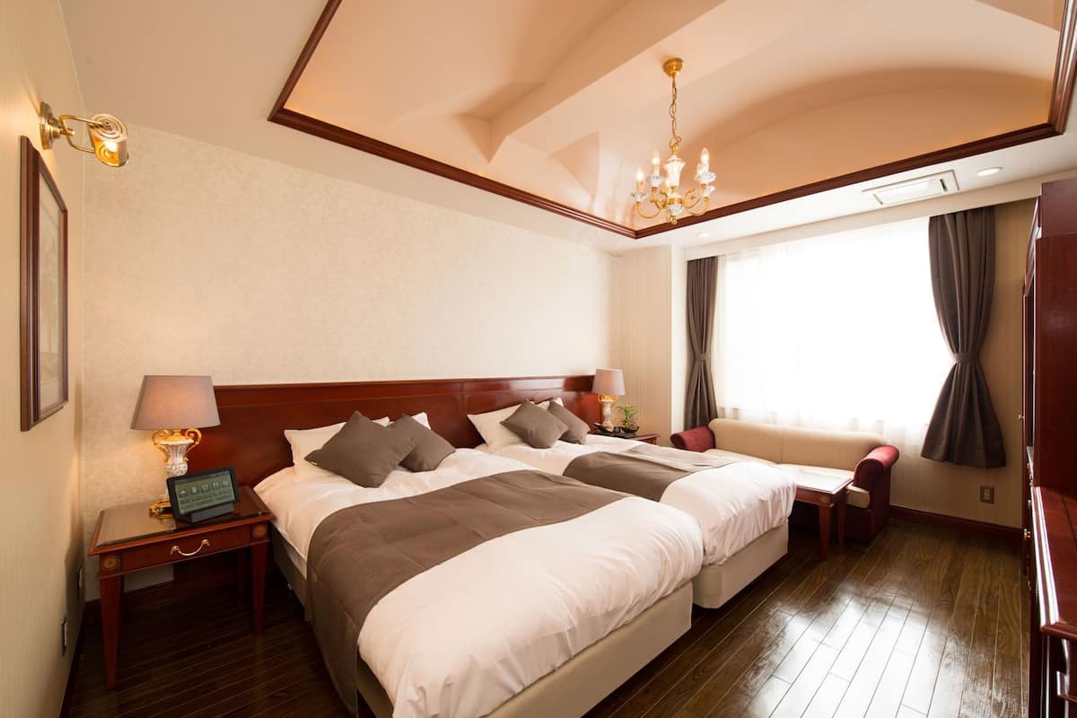 Premium bedding, in-room safe, blackout drapes, soundproofing