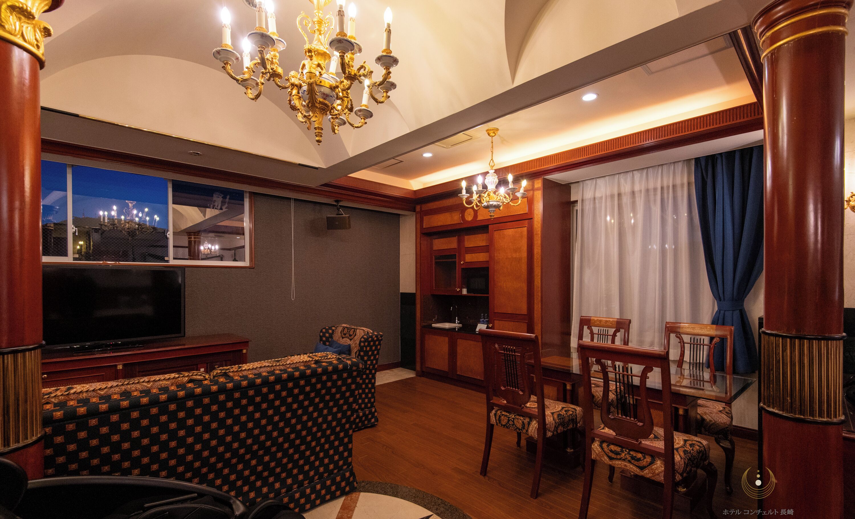 premium suite with external bathroom, non smoking | 1 bedroom, premium bedding, in-room safe, blackout curtains