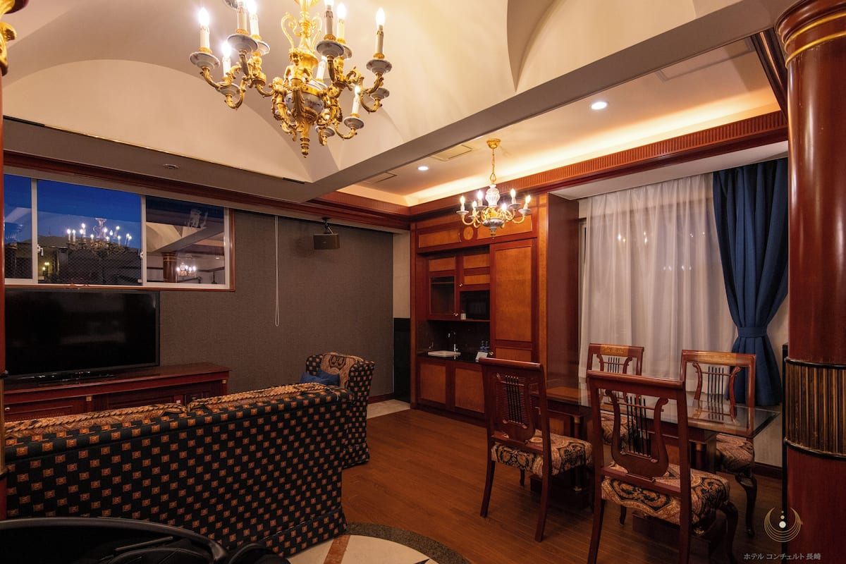 premium suite with external bathroom, non smoking | 1 bedroom, premium bedding, in-room safe, blackout curtains