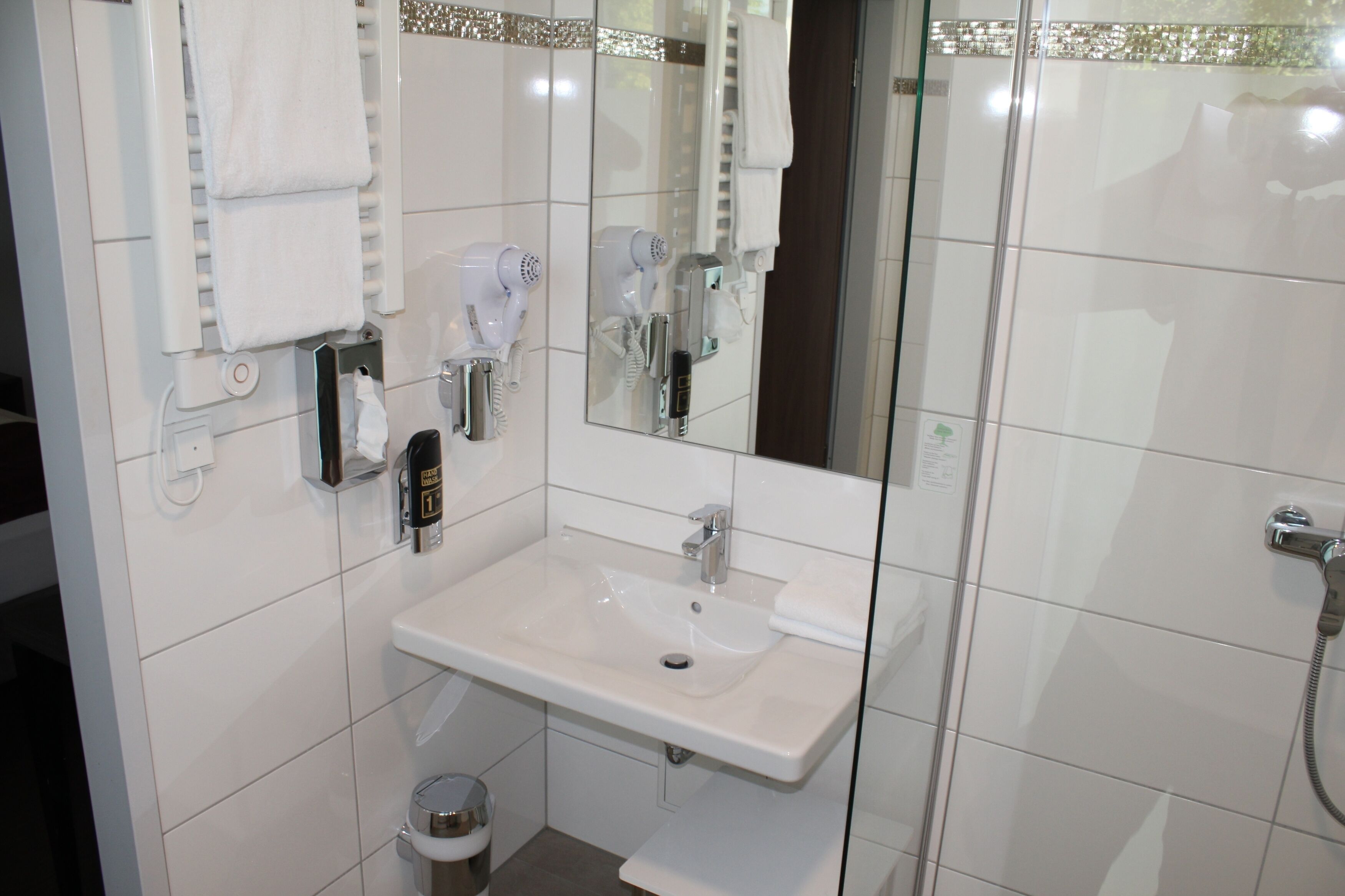 double room, accessible | bathroom | shower, free toiletries, hair dryer, towels