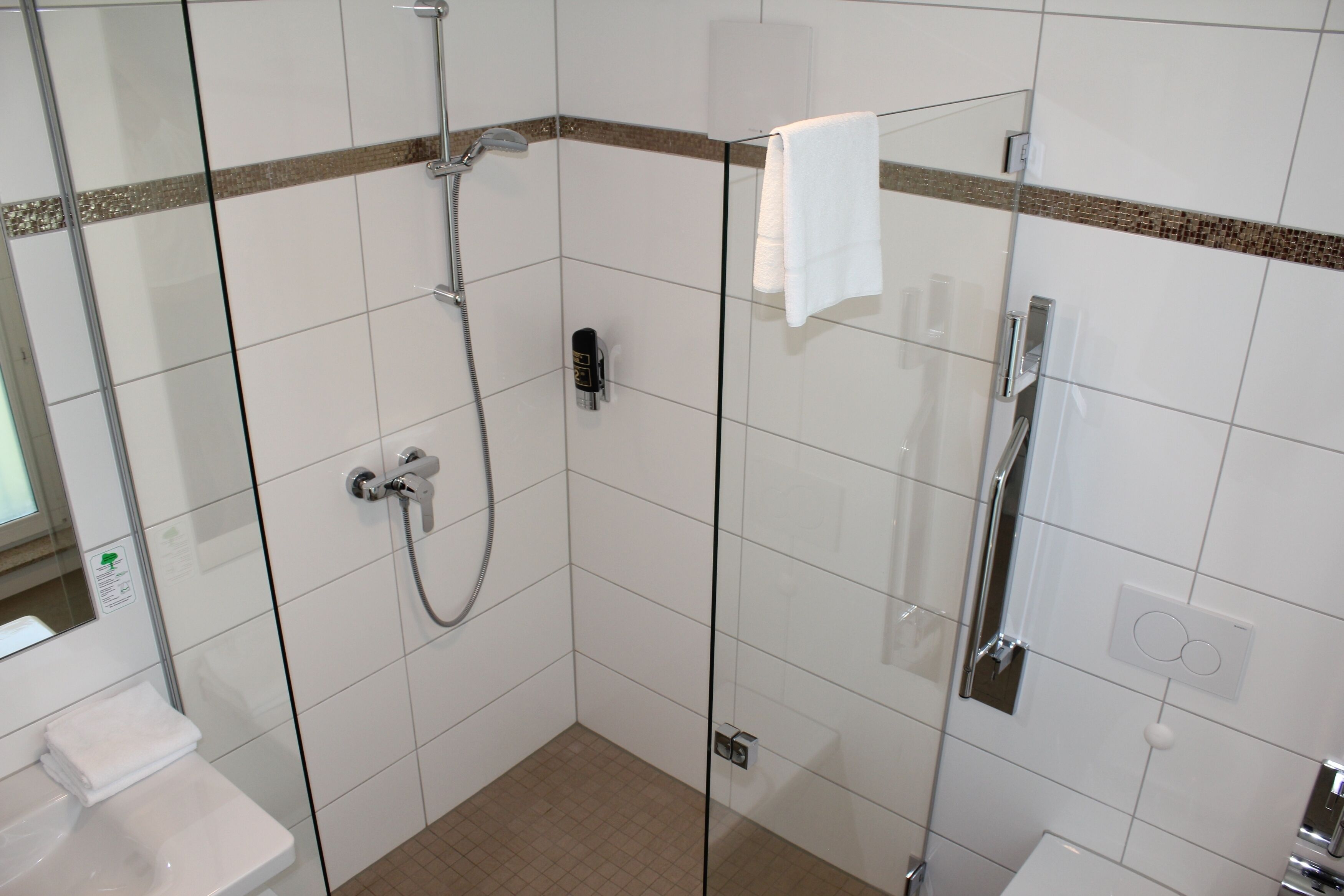 double room, accessible | bathroom | shower, free toiletries, hair dryer, towels