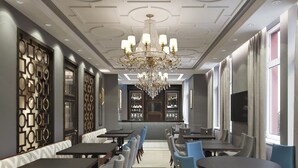 Un restaurante con candelabro, mesas y sillas.