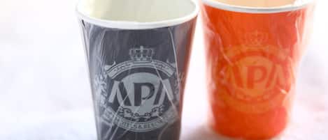 Dos tazas, una con un logotipo y la otra con parte del logotipo.