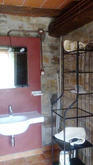Douche, articles de toilette gratuits, sèche-cheveux, bidet