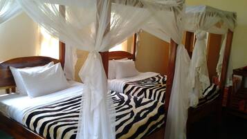 Deluxe Twin Room | Desk