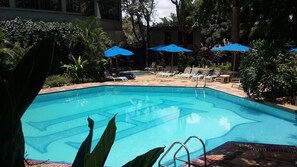 Piscine extérieure, parasols, chaises longues