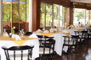 Buffet déjeuner gratuit tous les jours