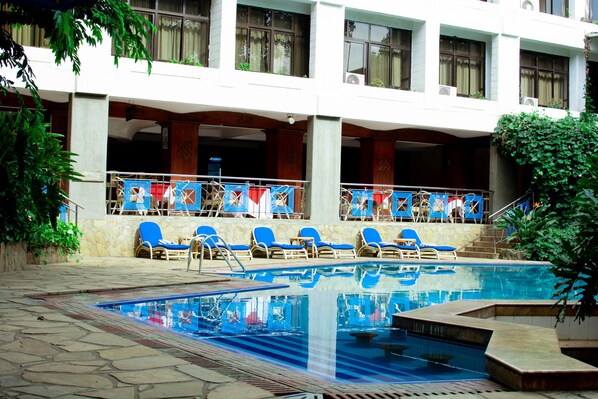 Piscine extérieure, parasols, chaises longues