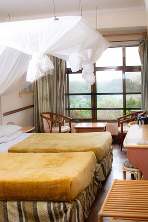 标准双床房 | 高档床上用品、迷你吧、客房内保险箱、办公桌