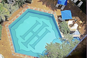 Outdoor pool, pool umbrellas, pool loungers - Impala Hotel (Arusha)