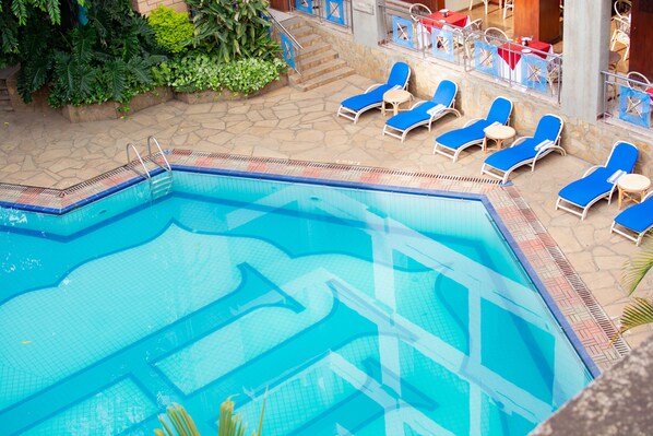 Outdoor pool, pool umbrellas, sun loungers - Impala Hotel (Arusha)