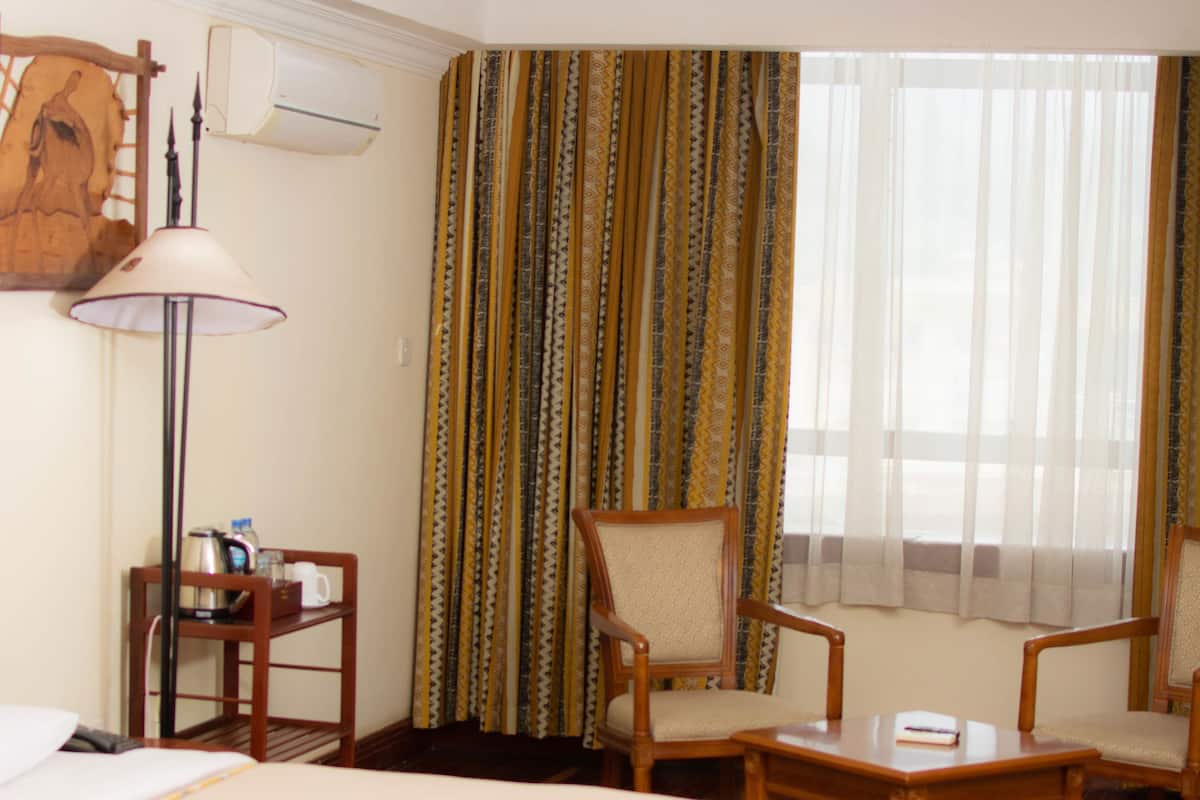 Premium bedding, in-room safe, desk, free cots/infant beds