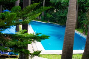 Outdoor pool, pool umbrellas, sun loungers - The Naura Springs Hotel (Arusha)