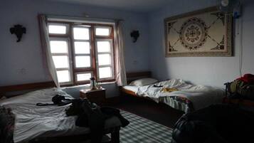 Deluxe Room | Bathroom | Shower, free toiletries, towels