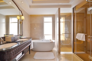 Dusche, kostenlose Toilettenartikel, Haartrockner, Hausschuhe