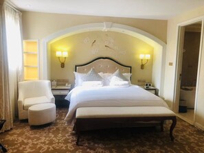 Minibar, caja de seguridad en la habitación y escritorio 