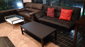 Lobby sitting area - Guest House Kuranomachi - Hostel (Tochigi)